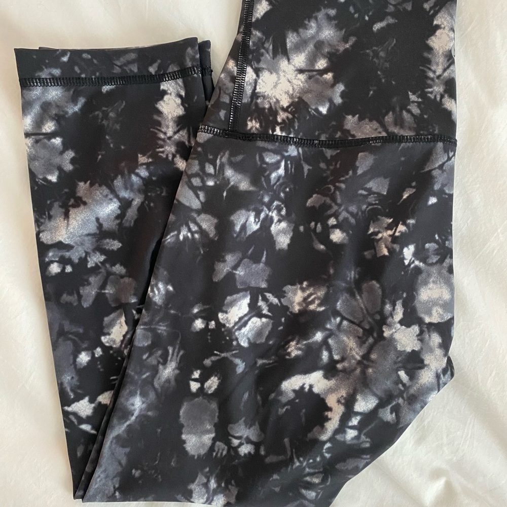 Lululemon Athletica Black and Gray Patterned Leggings